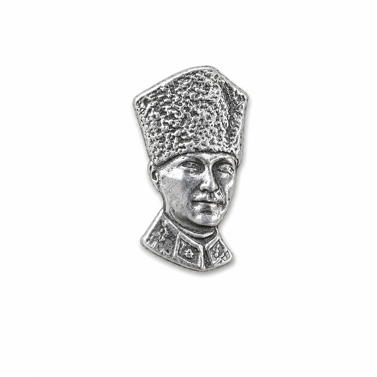 Atatürk kalpaklı rozet, PILOT SHOP BAKIRKÖY markalı, metal pin ve rozet, Türk milli sembolü ve Atatürk temasıyla tasarlanmış.