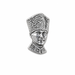 Atatürk kalpaklı rozet, PILOT SHOP BAKIRKÖY markalı, metal pin ve rozet, Türk milli sembolü ve Atatürk temasıyla tasarlanmış.