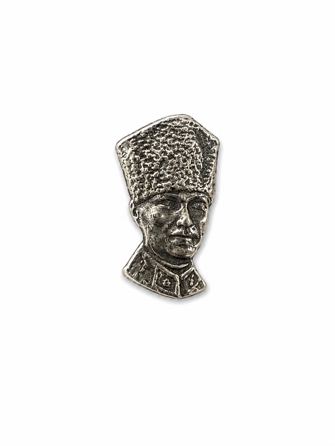 Atatürk kalpaklı rozet, pilott şapkalı tasarımla detaylı ve şık Türk bayraklı aksesuar.