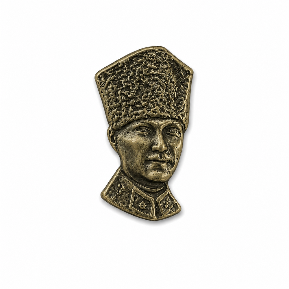 Atatürk kalpaklı rozet, altın renkli detaylar ve detaylı tasarımıyla şık bir aksesuardır.
