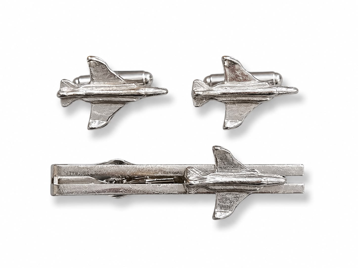 PILOT SHOP BAKIRKÖY F-4 Silver kol düğmesi ve kravat iğnesi seti, siyah kutuda yer alır.