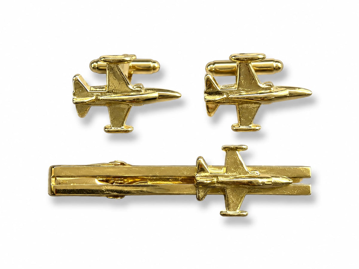 Pilot Shop Bakırköy F-5 Gold kol düğmesi ve kravat iğnesi takı seti Siyah kutuda, şık ve zarif aksesuarlar.