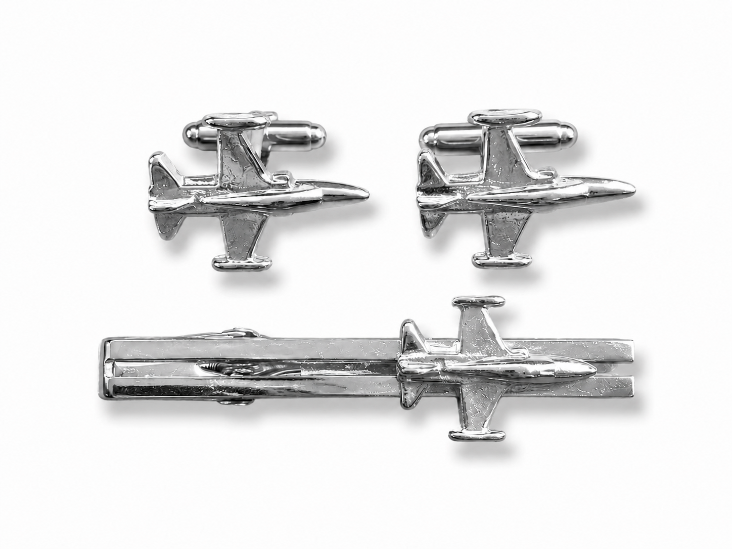 Pilot Shop Bakırköy F-5 Silver kol düğmesi ve kravat iğnesi takı seti Siyah kutuda, şık ve modern tasarım.
