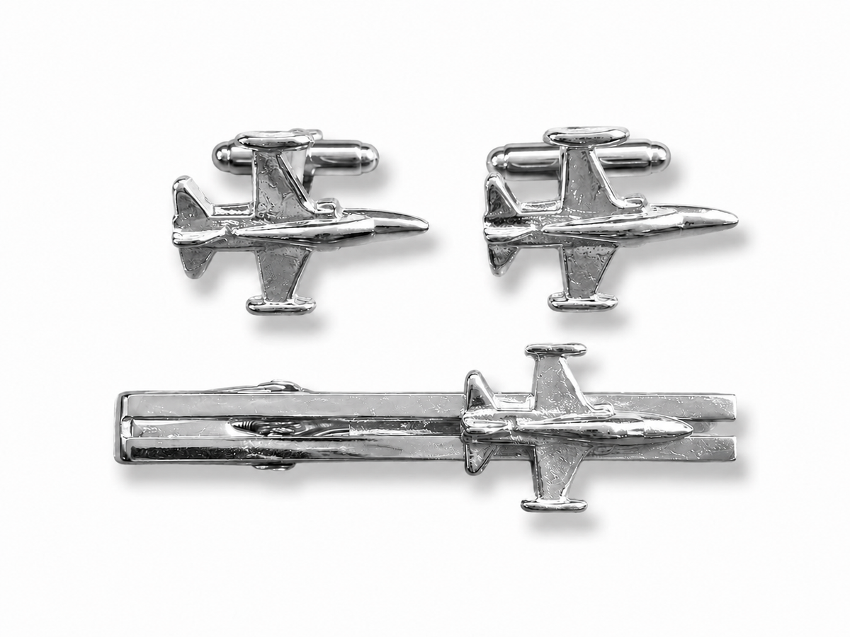 Pilot Shop Bakırköy F-5 Silver kol düğmesi ve kravat iğnesi takı seti Siyah kutuda, şık ve modern tasarım.