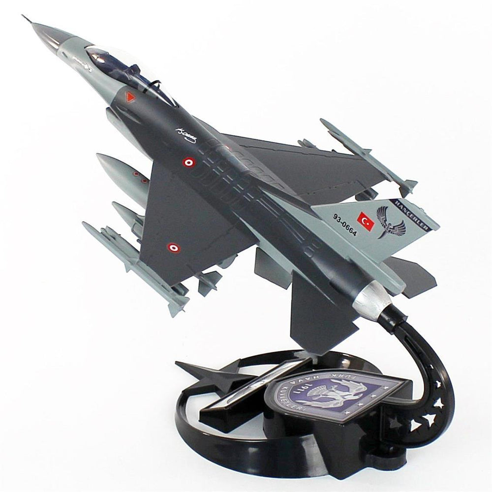 F-16 AKBA modeli, standlı askeri uçak maket, detaylı ve sergiye hazır, Pilot Shop Bakırköy üretimi.