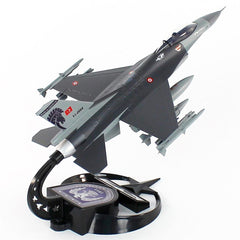F-16 AKBA sergi standlı model uçak, askeri hava aracı, detaylı ve gerçekçi görünüm, Pilot Shop Bakırköy markası