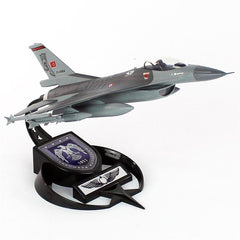 F-16 AKBA sergileme standlı maket uçak, detaylı askeri savaş uçağı modeli, Pilot Shop Bakırköy markası.