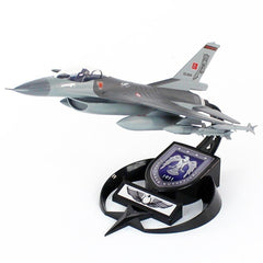 Pilot Shop Bakırköy F-16 AKBA maket uçak modeli, standlı askeri savaş uçağı, detaylı ve gerçekçi tasarım.