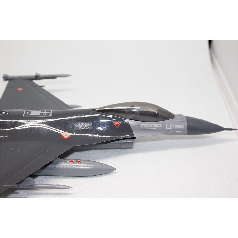 F-16C Hür model ve maket, askeri uçak, detaylı montajlı, fighter jet, pilottan gerçekçi görünüm, askeri hava aracı.