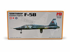 Northrop F-5 B Agressor savaş uçağı modeli, Plastik Uçak Maket Kiti, detaylı ve demonte tasarım.