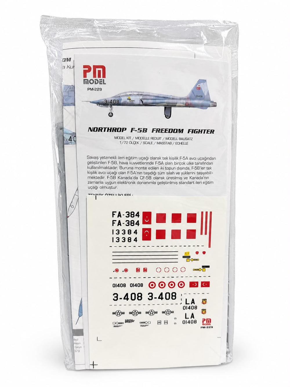 Northrop F-5 B Agressor savaş uçağı model ve maket, plastik demonte uçak kiti, detaylı ve gerçekçi görünüm.