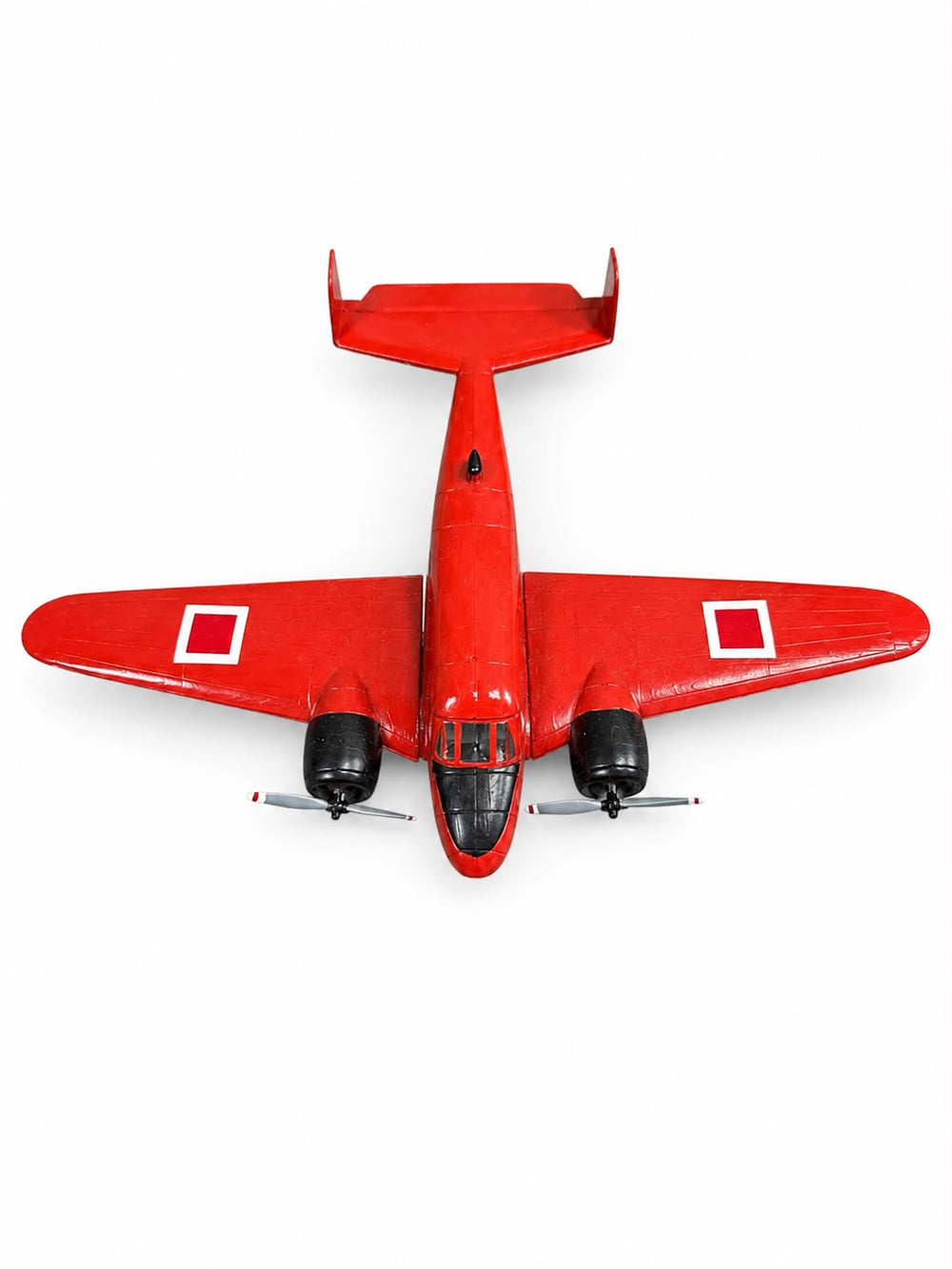 Montajlı ve boyalı Beechcraft D-18S model uçağı, sergilemeye hazır, detaylı maket ve model koleksiyonu için uygun.