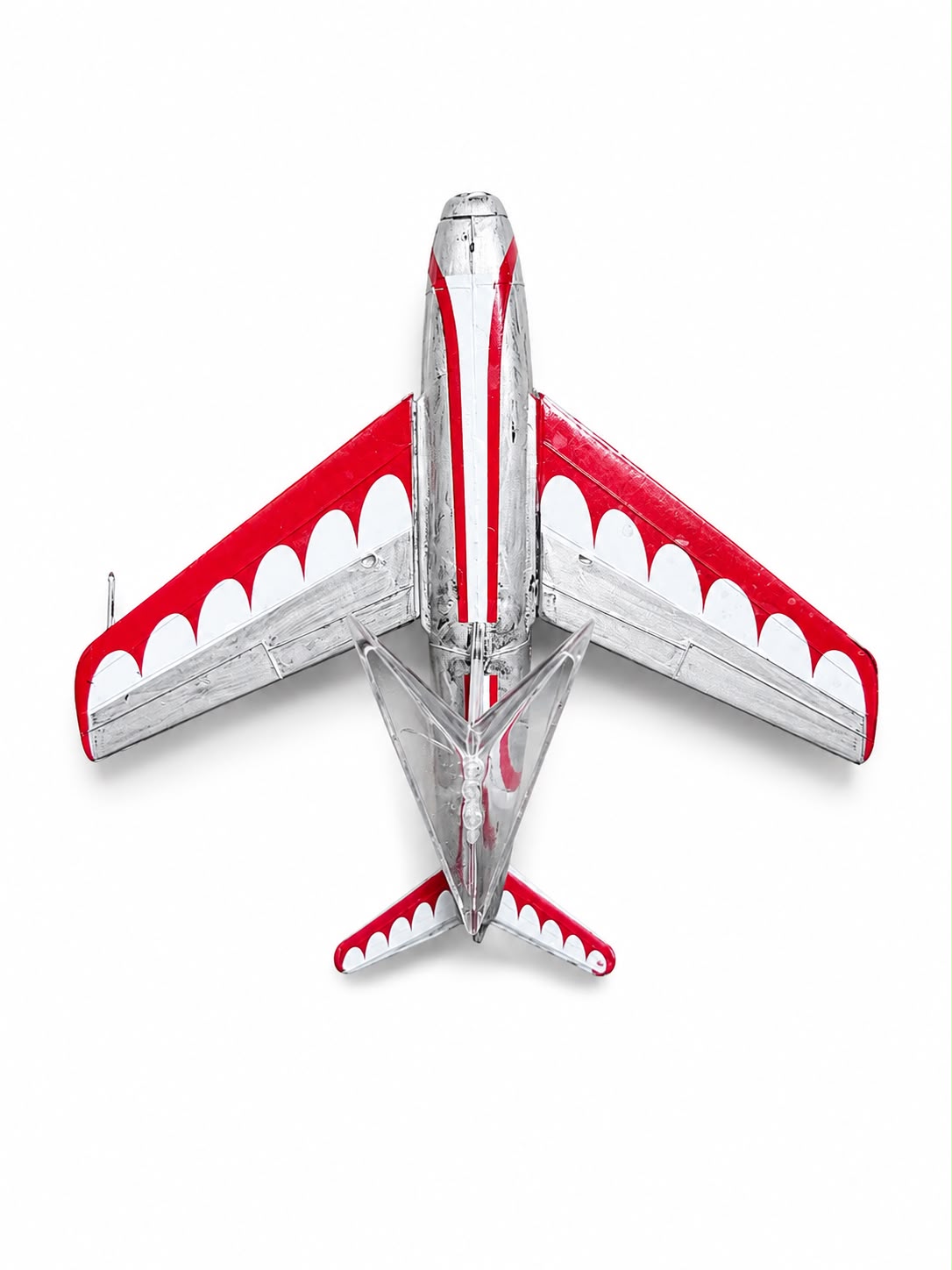 Montajlı ve boyalı Canadair F-86E Sabre model uçağı, sergilemeye hazır, detaylı ve gerçekçi görünümlü model.