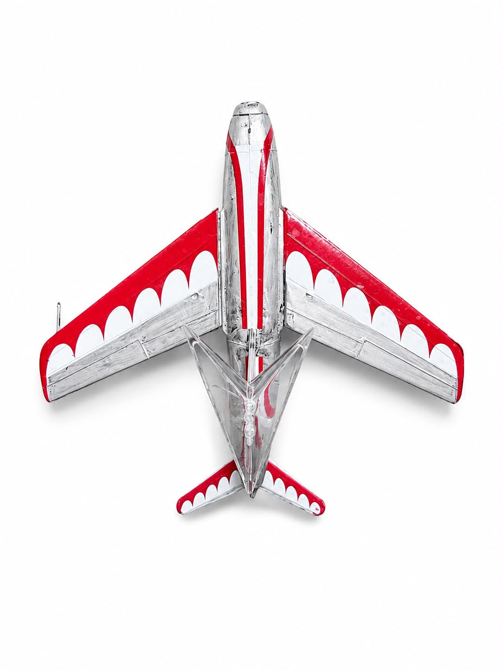Montajlı ve boyalı Canadair F-86E Sabre model uçağı, sergilemeye hazır, detaylı ve gerçekçi görünümlü model.