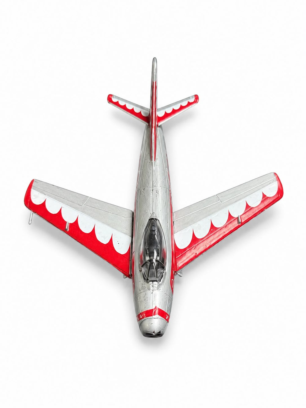 Montajlı ve boyalı Canadair F-86E Sabre model uçağı, sergilemeye hazır, detaylı maket ürün.
