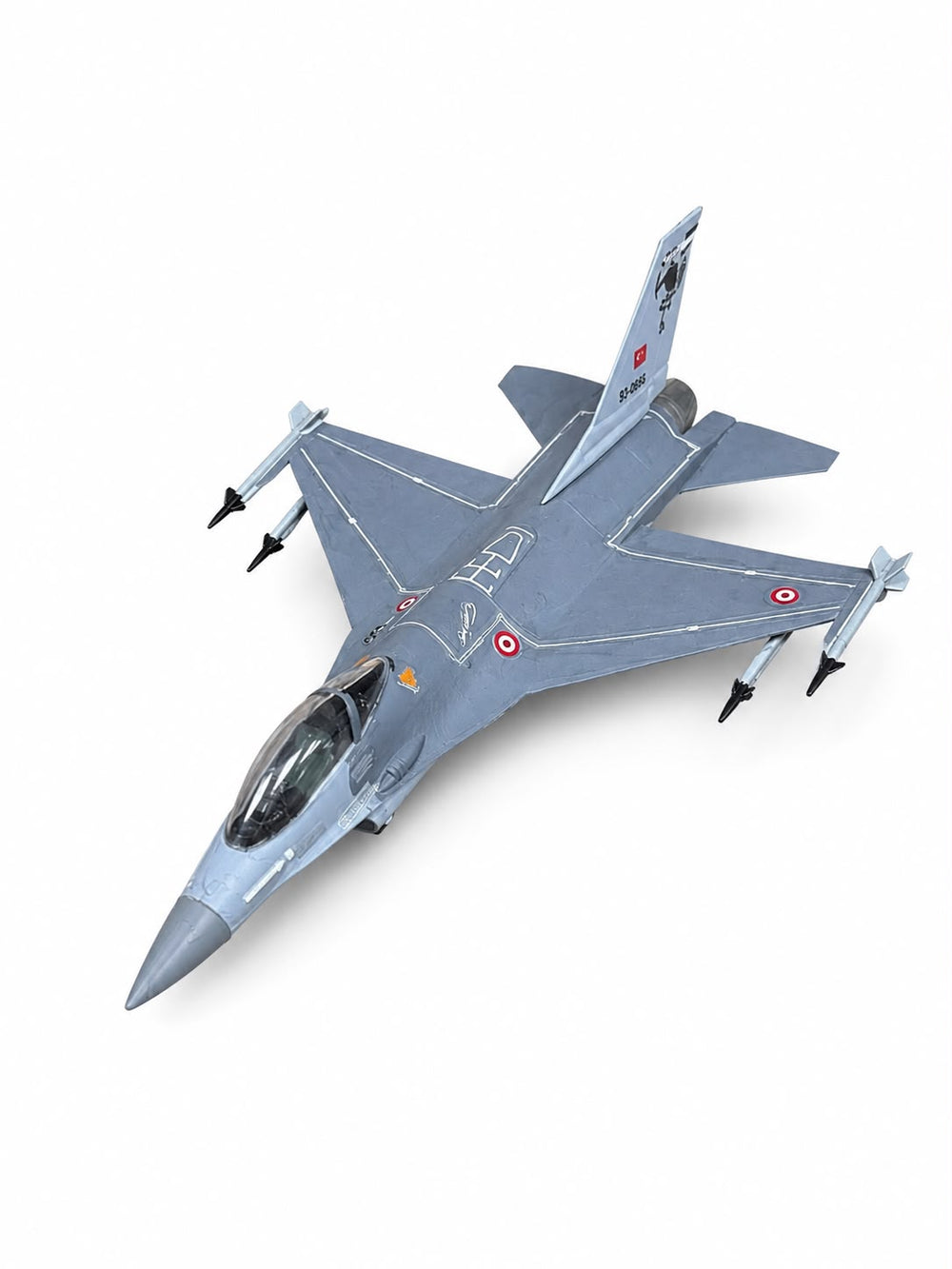 Montajlı ve boyalı F-16 model uçağı, sergilemeye hazır, detaylı ve gerçekçi hava aracı modeli.