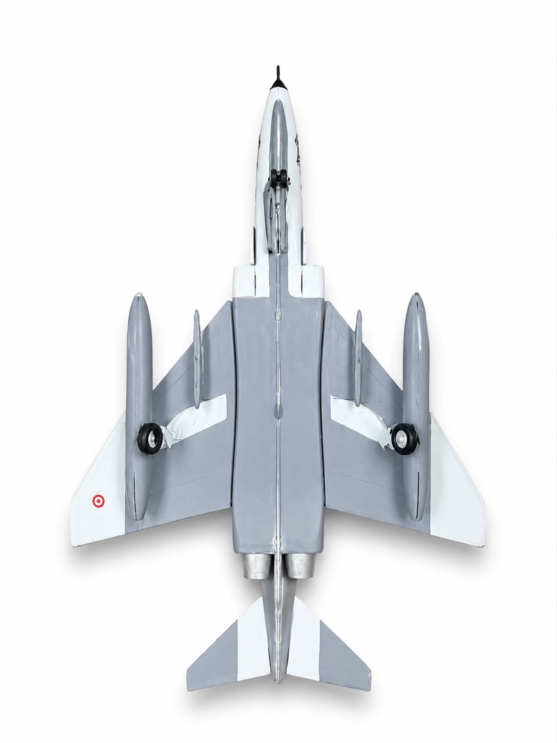 Montajlı ve boyalı F-4 E/F Phantom II model uçağı, gri renk, sergilemeye hazır model ve maket.