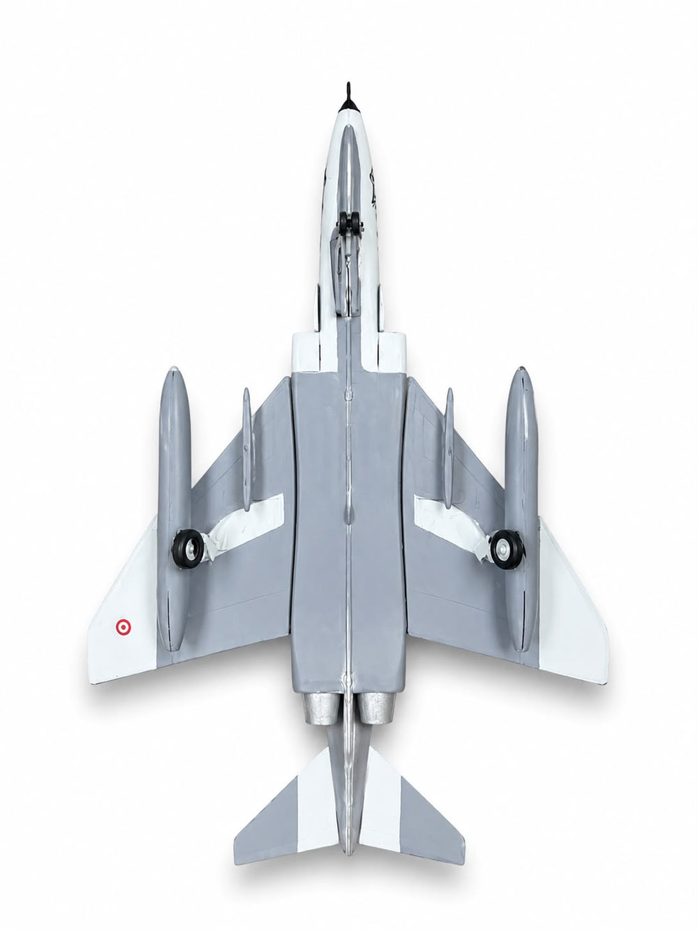 Montajlı ve boyalı F-4 E/F Phantom II model uçağı, gri renk, sergilemeye hazır model ve maket.