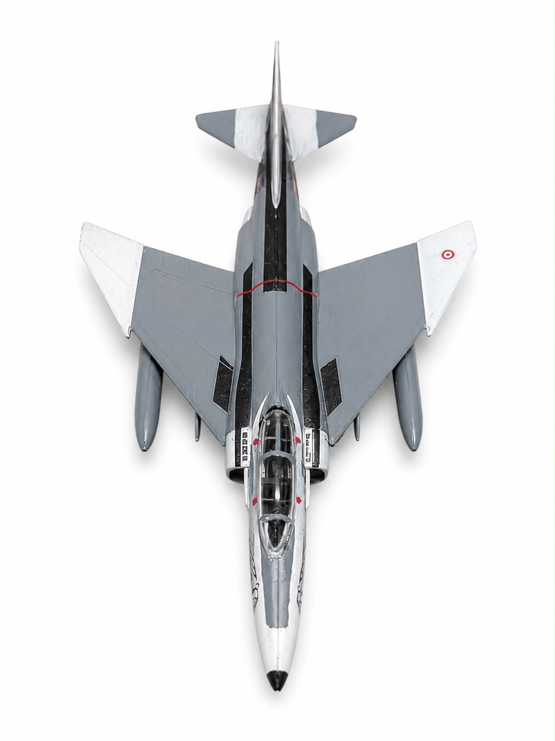 Montajlı ve boyalı F-4 E/F Phantom II model ve maket, gri renk, sergilemeye hazır, detaylı hava aracı modeli.