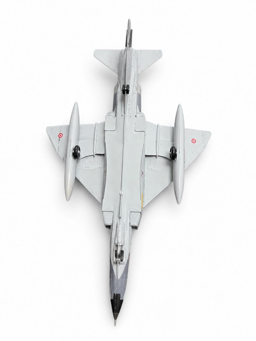Montajlı ve boyalı F-4 E/F Phantom II model uçağı, gri kamuflaj desenli, sergilemeye hazır model ve maket.