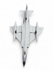 Montajlı ve boyalı F-4 E/F Phantom II model uçağı, gri kamuflaj desenli, sergilemeye hazır model ve maket.
