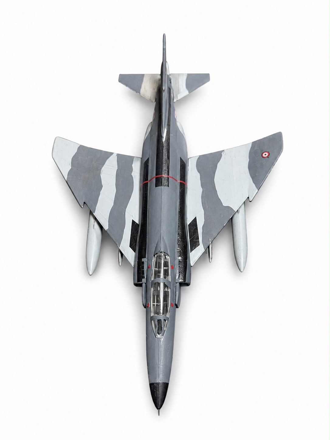 Gri kamuflajlı F-4 E/F Phantom II model ve maket, montajlı ve boyalı, sergilemeye hazır.