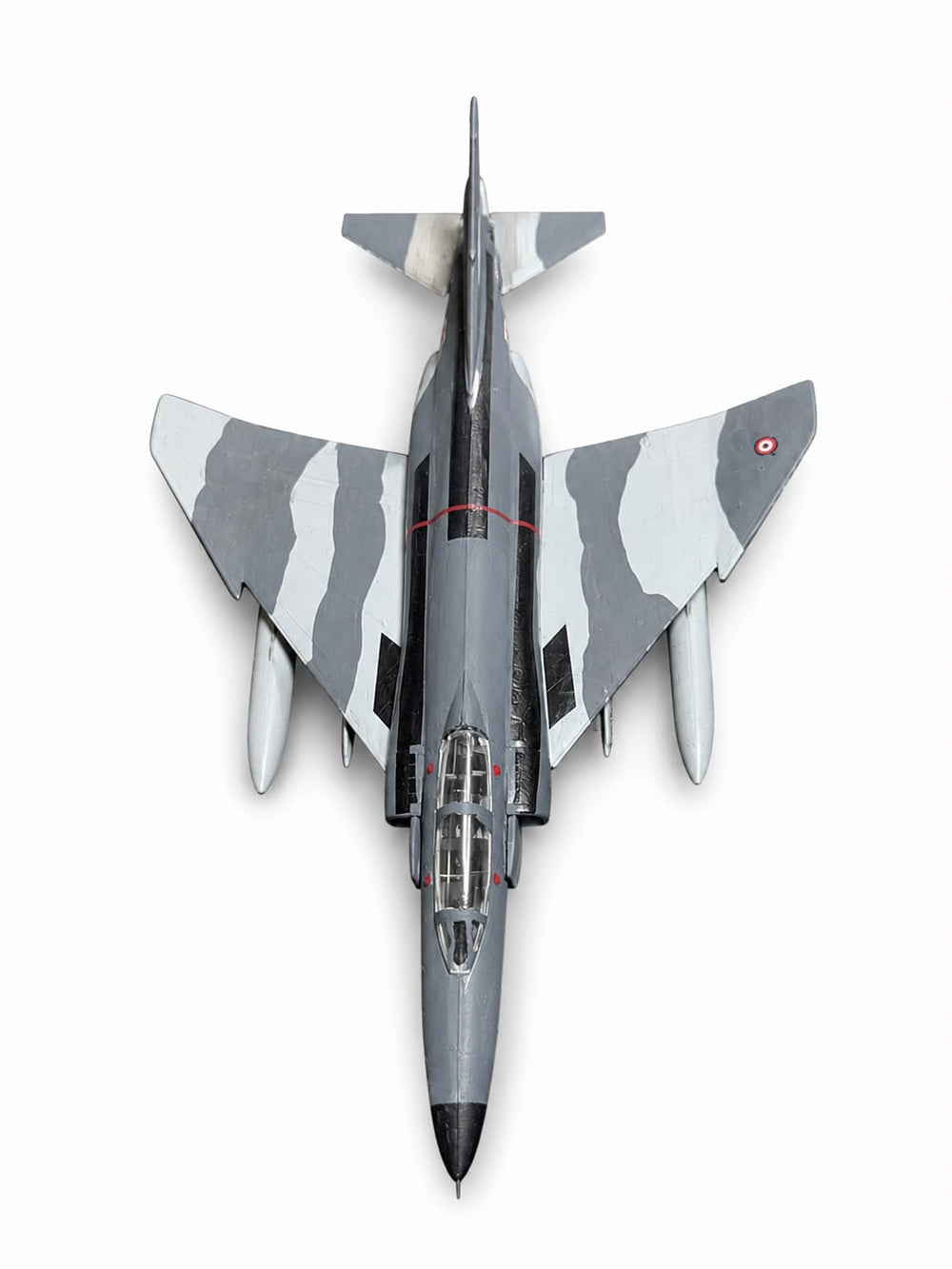 Gri kamuflajlı F-4 E/F Phantom II model ve maket, montajlı ve boyalı, sergilemeye hazır.