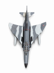 Gri kamuflajlı F-4 E/F Phantom II model ve maket, montajlı ve boyalı, sergilemeye hazır.