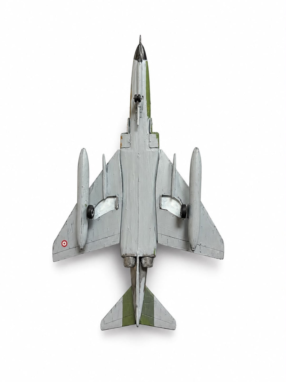 Haki kamuflaj renkli F-4 E/F Phantom II model ve maket, montajlı ve boyalı, sergilemeye hazır, detaylı hava aracı modeli.