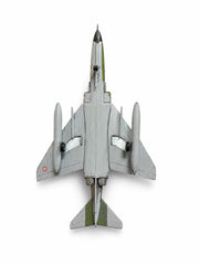 Haki kamuflaj renkli F-4 E/F Phantom II model ve maket, montajlı ve boyalı, sergilemeye hazır, detaylı hava aracı modeli.