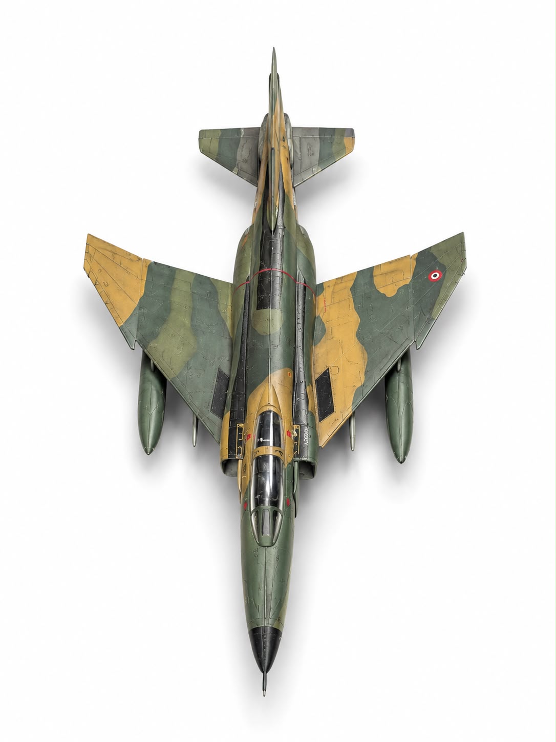 Haki kamuflaj renkli F-4 E/F Phantom II model ve maket, montajlı ve boyalı, sergilemeye hazır, detaylı görsel.