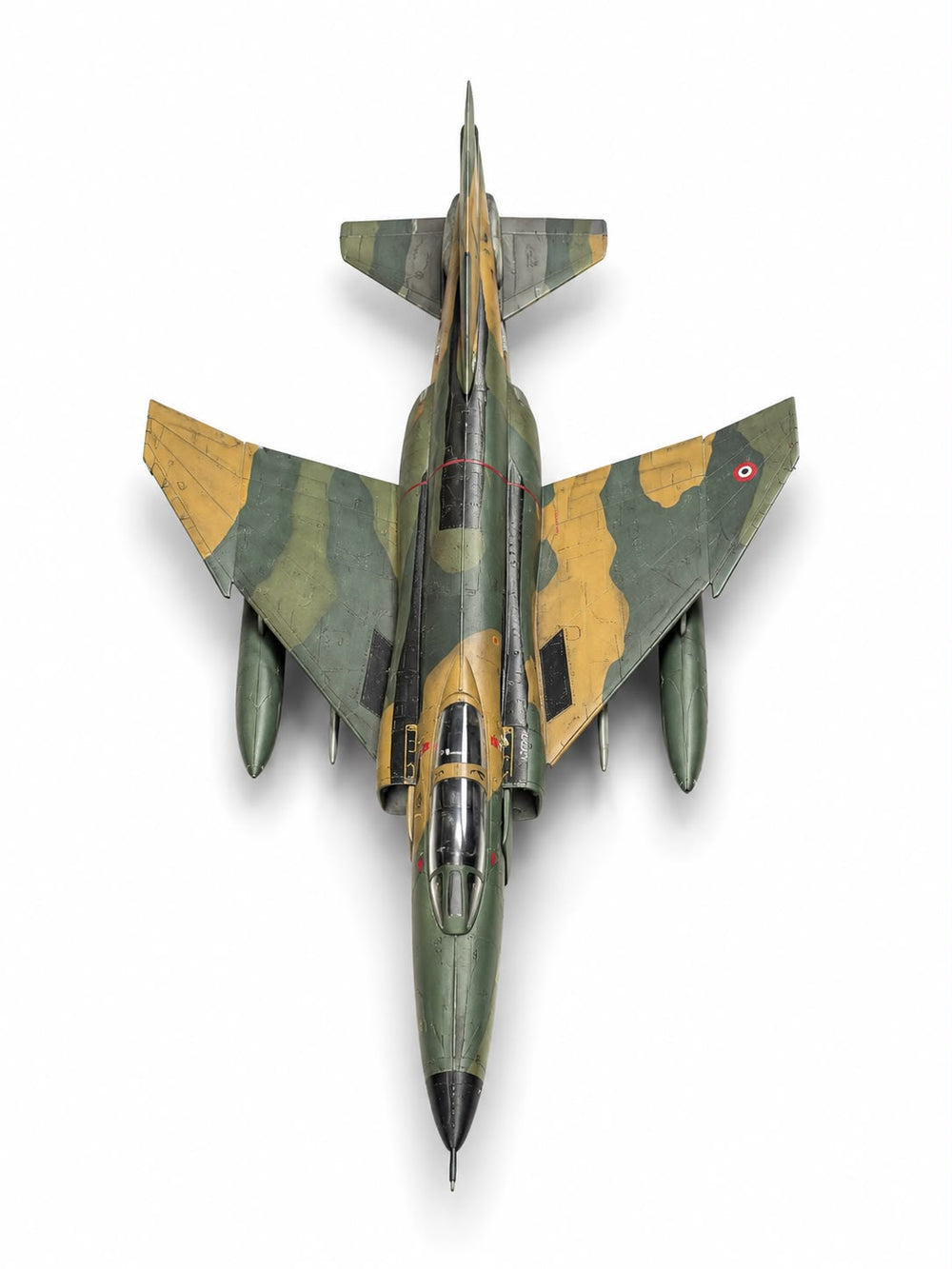 Haki kamuflaj renkli F-4 E/F Phantom II model ve maket, montajlı ve boyalı, sergilemeye hazır, detaylı görsel.
