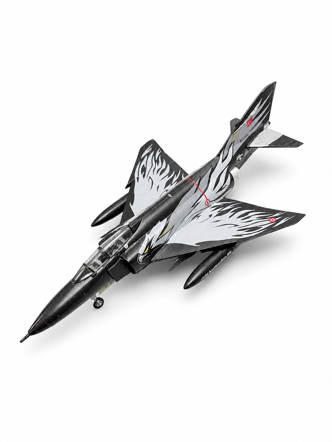 Boyalı F-4 Phantom II Kara Şahin model ve maket, montajlı ve sergilemeye hazır, detaylı uçak tasarımı.