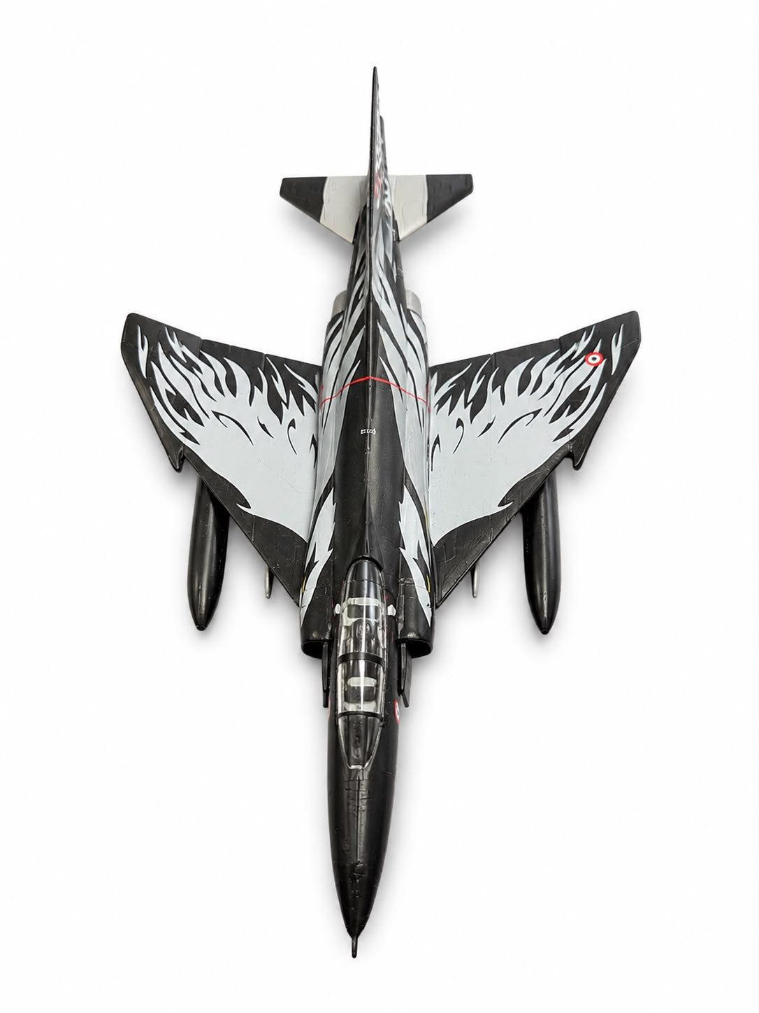 Boyalı ve montajlı F-4 Phantom II Kara Şahin model maket, sergilemeye hazır, detaylı ve gerçekçi görüntüsüyle.