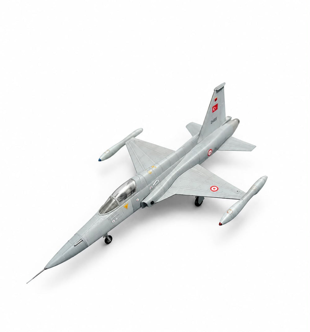 Montajlı ve boyalı F-5A maket uçak, sergilemeye hazır model ve maket, Pilot Shop Bakırköy markası.