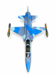 Montajlı ve boyalı F-5B Agressor model uçağı, sergilemeye hazır, detaylı maket uçak.