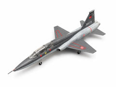Montajlı ve boyalı F-5B maket uçak, gri ve siyah renklerle gerçekçi kamuflaj detaylarıyla sergilemeye hazır.