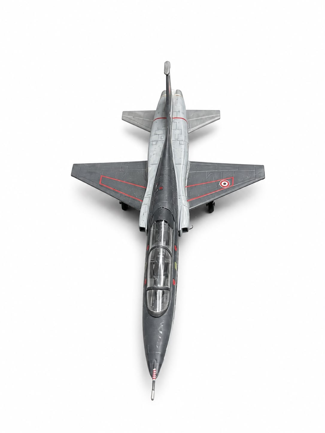 Montajlı ve boyalı F-5B model uçağı, gri-siyah renk, sergilemeye hazır model ve maket uçak, Pilot Shop Bakırköy.