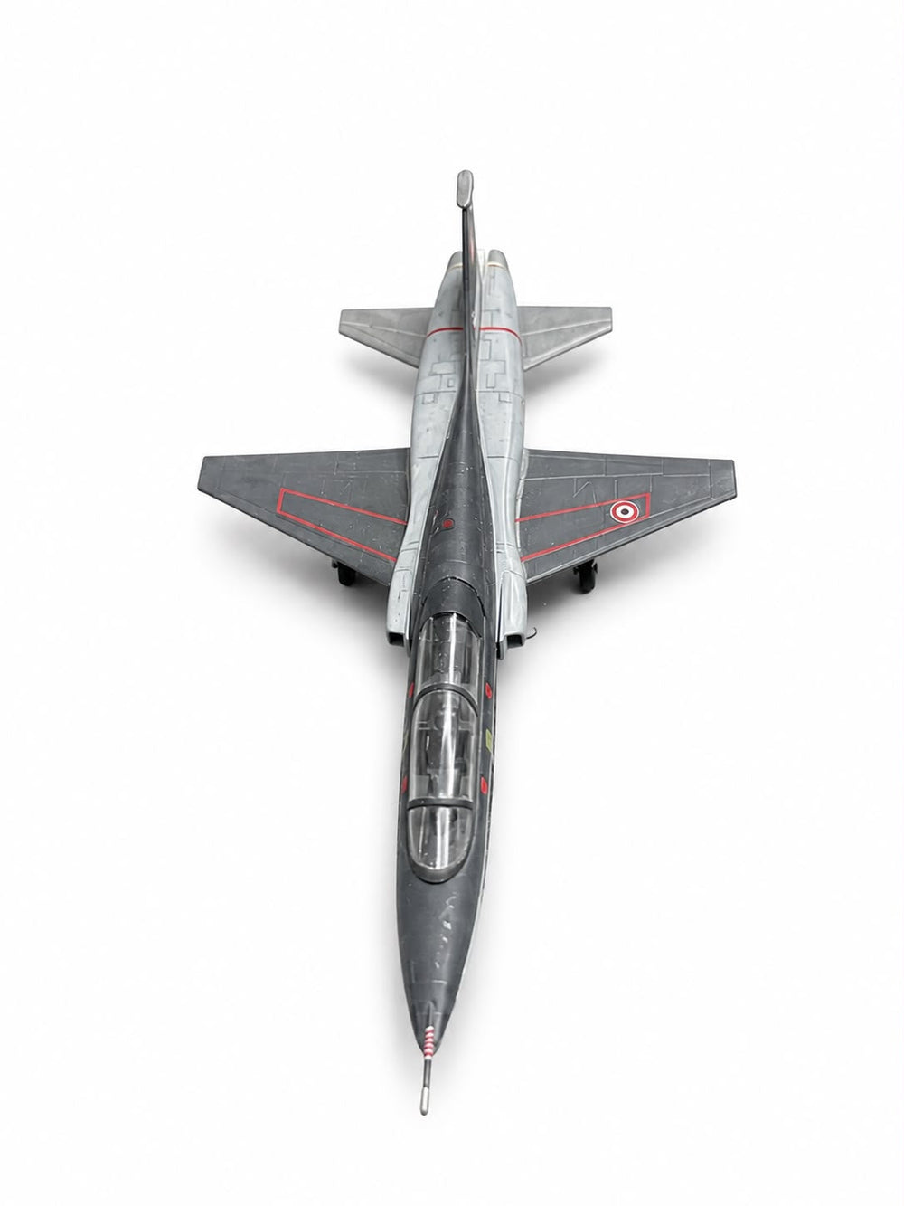 Montajlı ve boyalı F-5B model uçağı, gri-siyah renk, sergilemeye hazır model ve maket uçak, Pilot Shop Bakırköy.