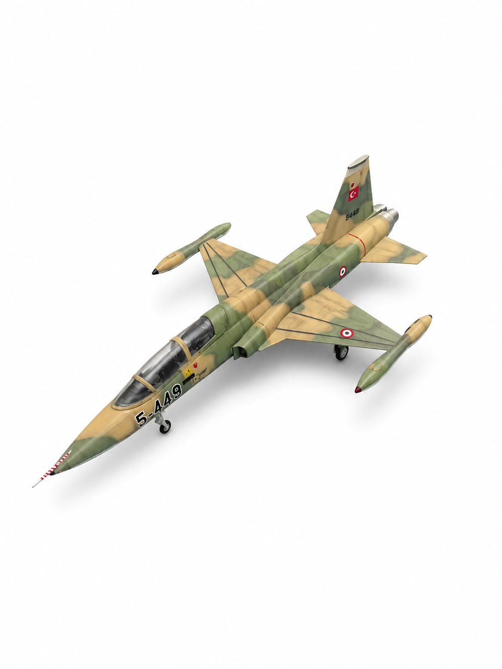 Montajlı ve boyalı F-5B maket uçağı, kamuflaj desenli, sergilemeye hazır model ve maket.