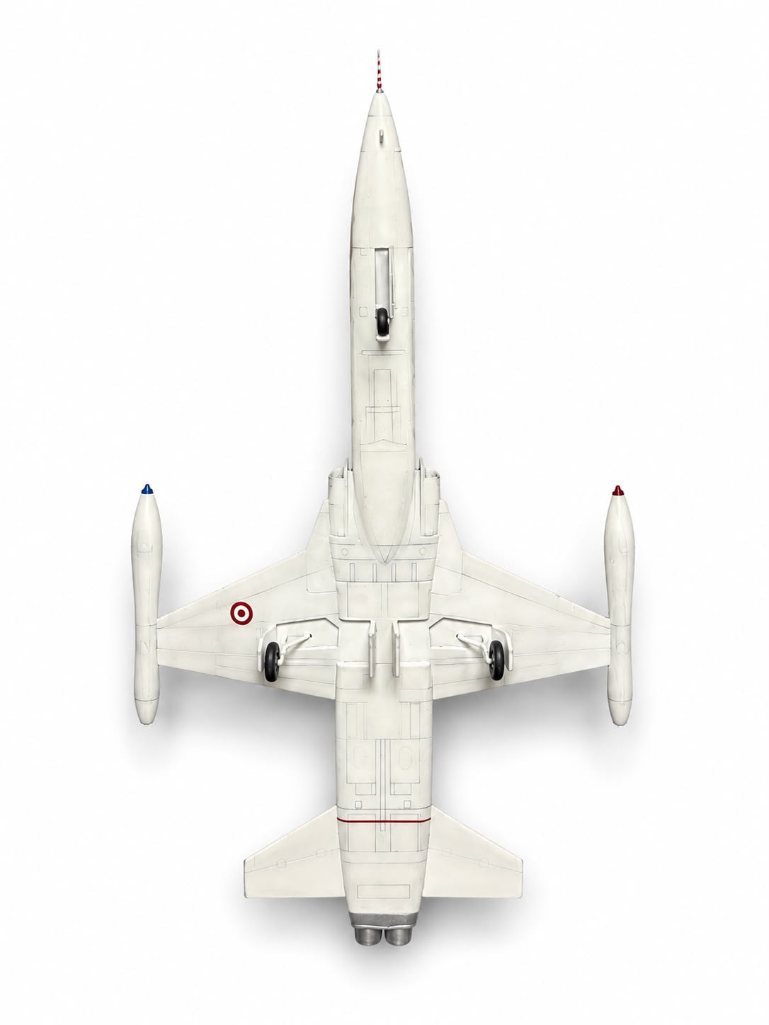 Montajlı ve boyalı F-5B maket uçak, kamuflaj deseniyle sergilemeye hazır model.