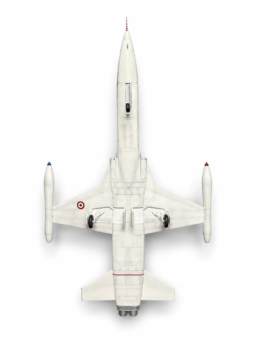Montajlı ve boyalı F-5B maket uçak, kamuflaj deseniyle sergilemeye hazır model.