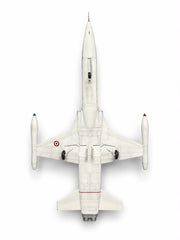 Montajlı ve boyalı F-5B maket uçak, kamuflaj deseniyle sergilemeye hazır model.