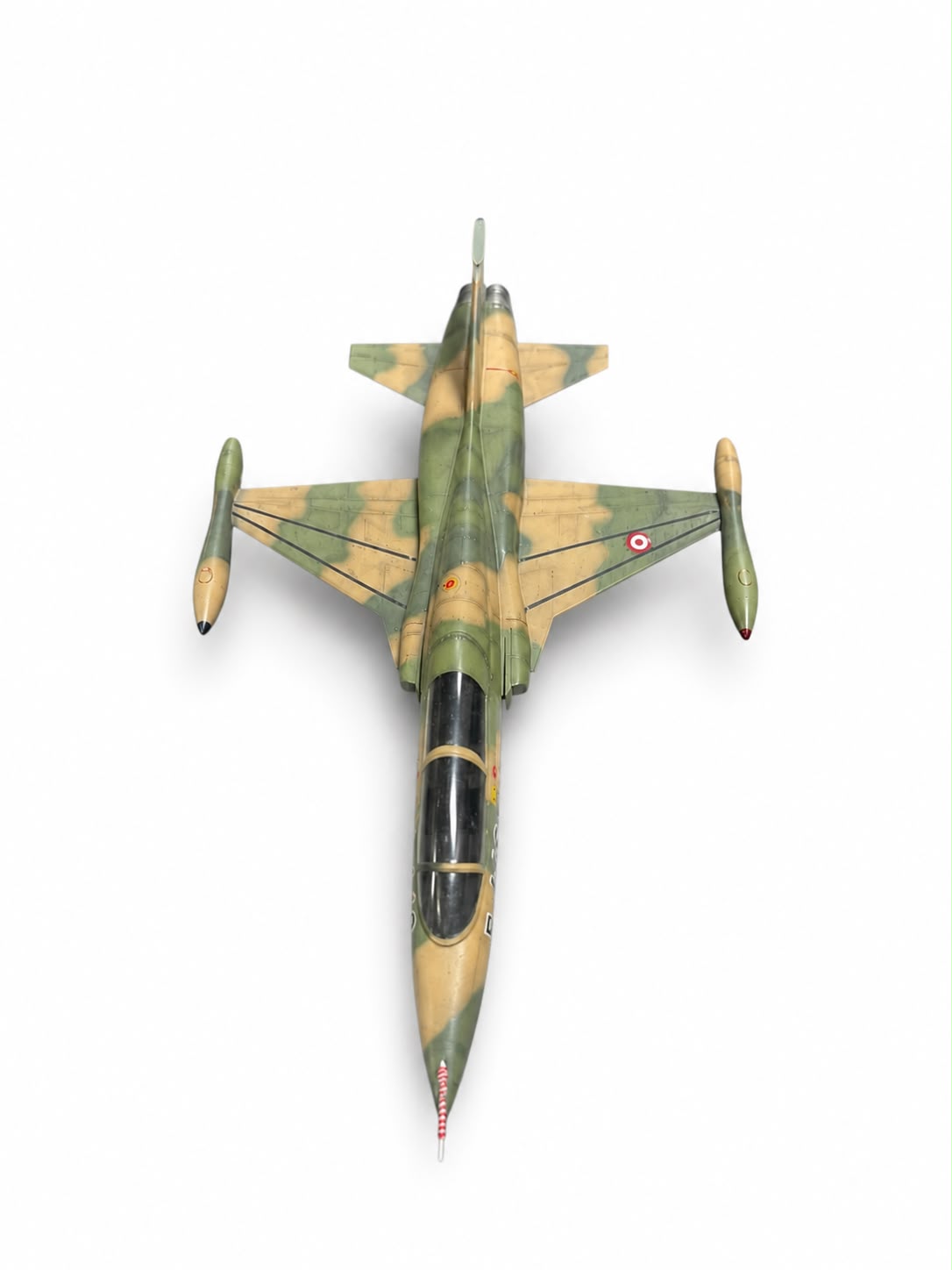 Montajlı ve boyalı F-5B model uçağı, kamuflaj renkleriyle sergilemeye hazır model ve maket uçak.