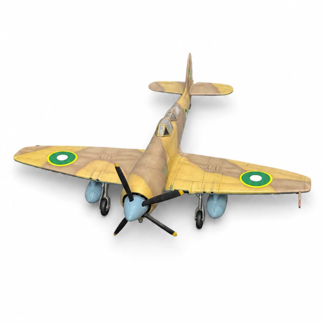 Montajlı ve boyalı Hawker Sea Furry FB11 model maket, sergilemeye hazır, detaylı uçak figürü.