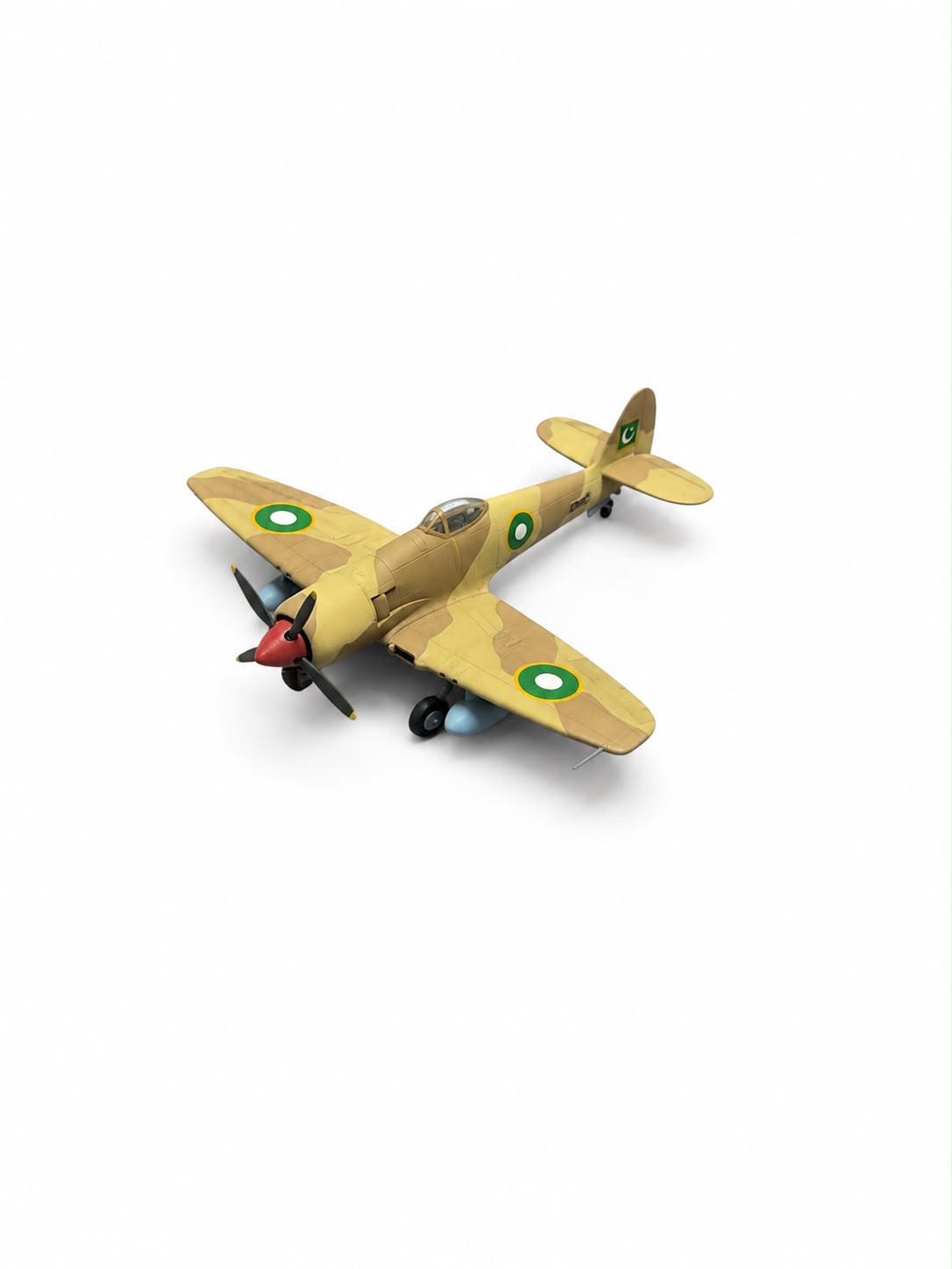 Montajlı ve boyalı Hawker Sea Furry T-61 model uçağı, sergilemeye hazır, detaylı ve gerçekçi tasarımıyla dikkat çekici.