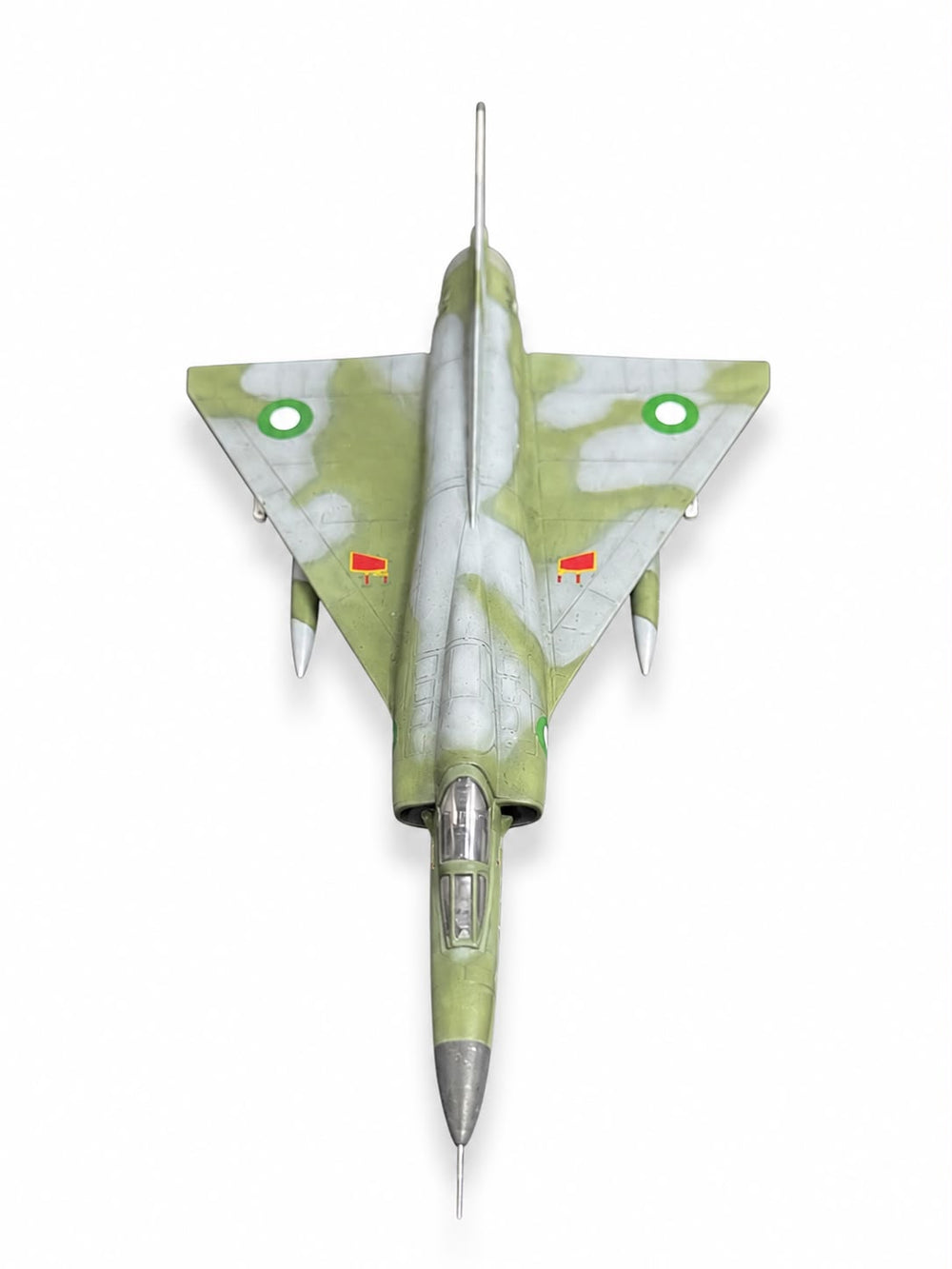 Montajlı ve boyalı Mirage III model uçağı, sergilemeye hazır, detaylı ve gerçekçi görünüm.