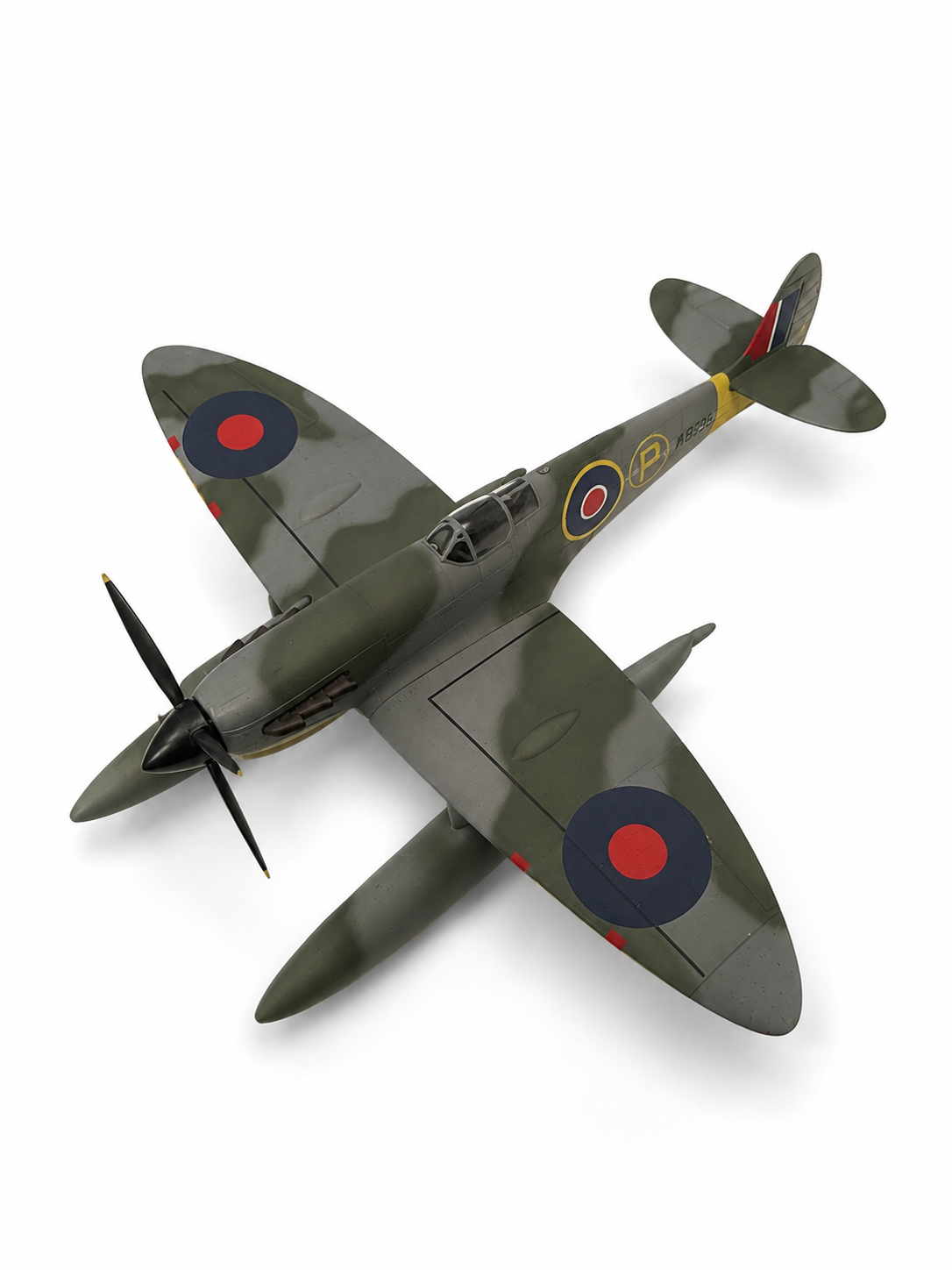 Montajlı ve boyalı Spitfire VB floatplane model, sergilemeye hazır, detaylı uçak maketi.