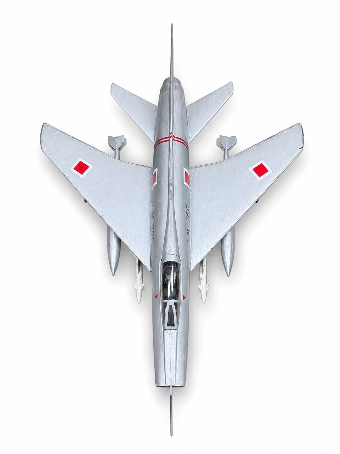 Montajlı ve boyalı Pilot Super Sabre F-100C model uçağı, sergilemeye hazır, detaylı maket ve model koleksiyon ürünü.