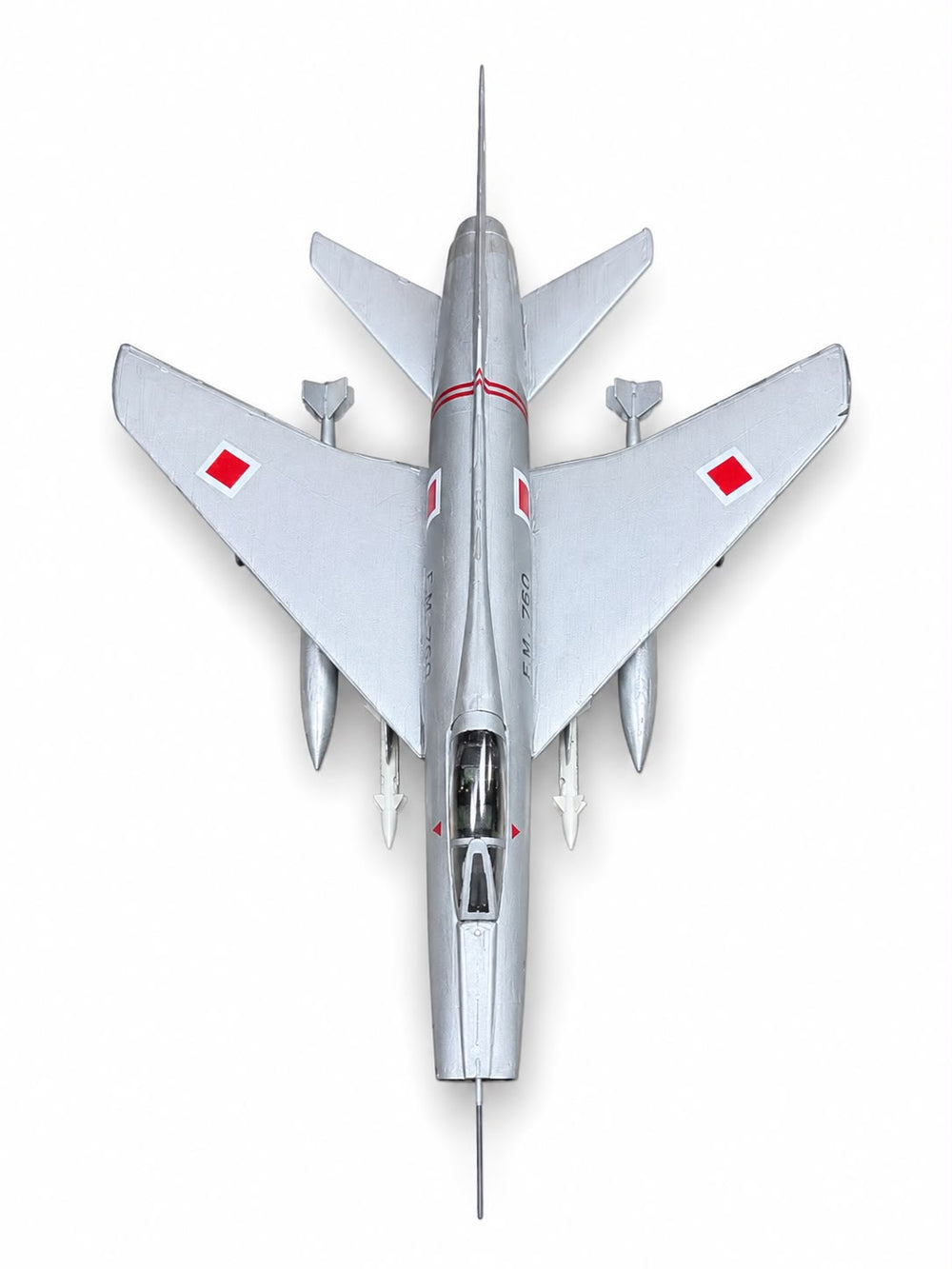 Montajlı ve boyalı Pilot Super Sabre F-100C model uçağı, sergilemeye hazır, detaylı maket ve model koleksiyon ürünü.